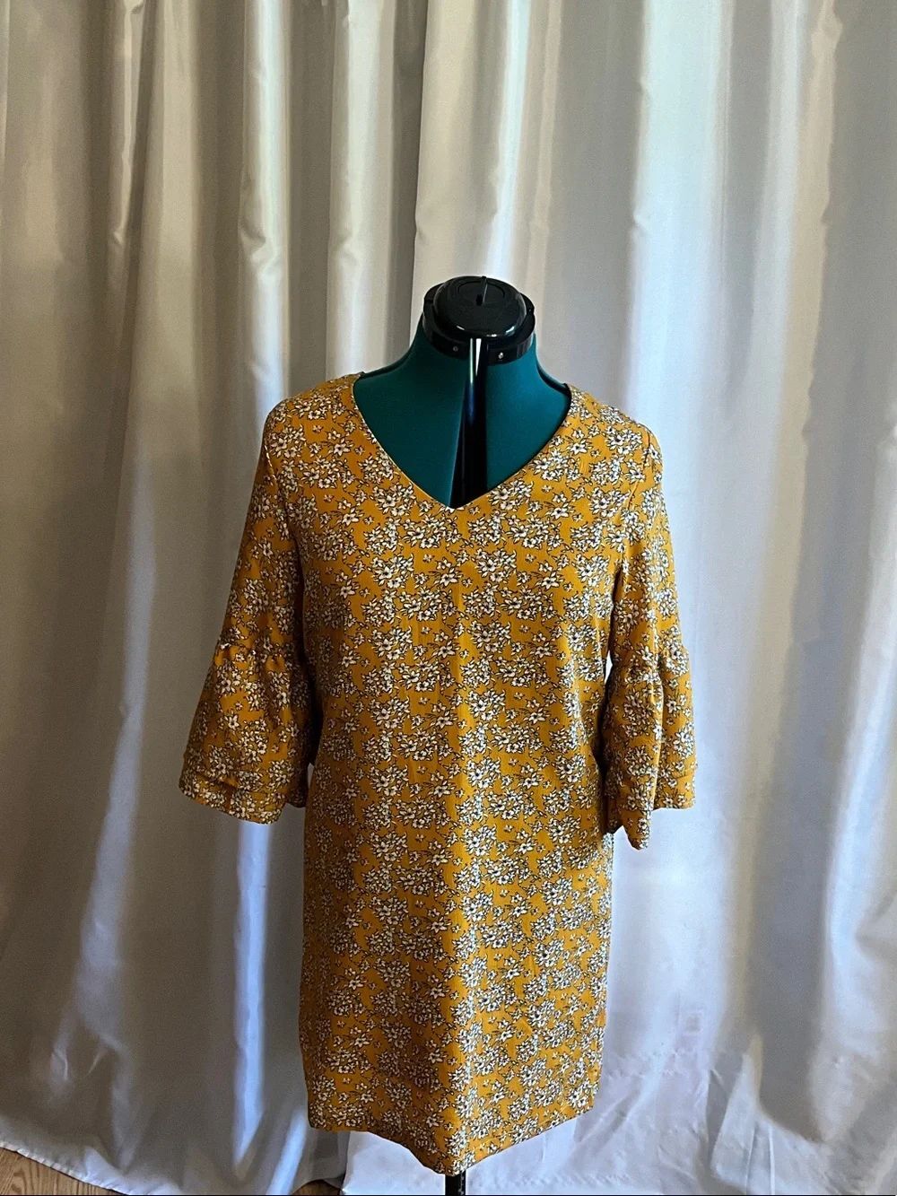 Mustard Floral V-Neck Midi Dress - Brand Belongsci size small